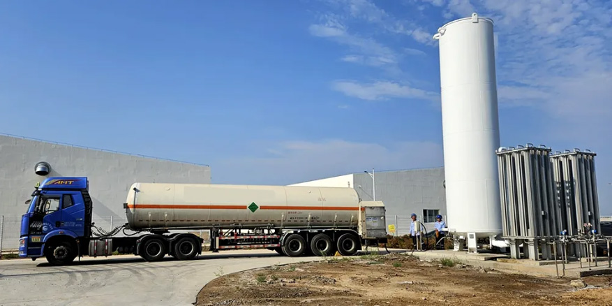 Liquid oxygen delivery on an aquaculture farm